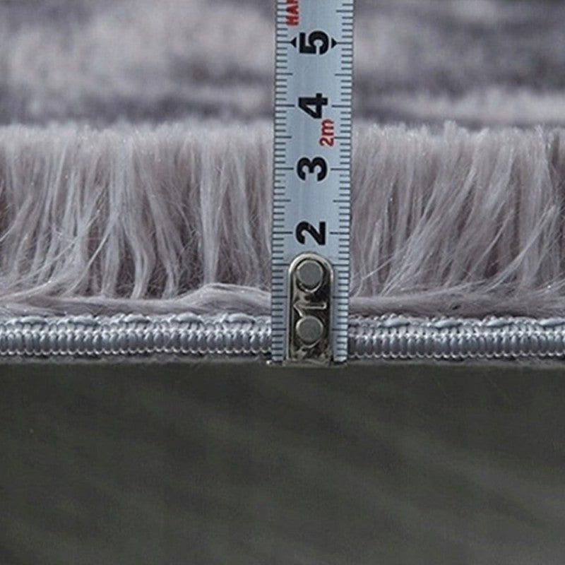 Tapis en peluche – gris clair, doux et moderne pour chaque pièce.