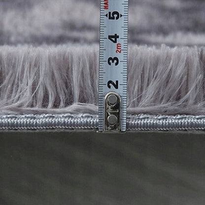 Tapis en peluche – gris clair, doux et moderne pour chaque pièce.